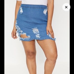Plus Mid Wash Distressed Denim Mini Skirt